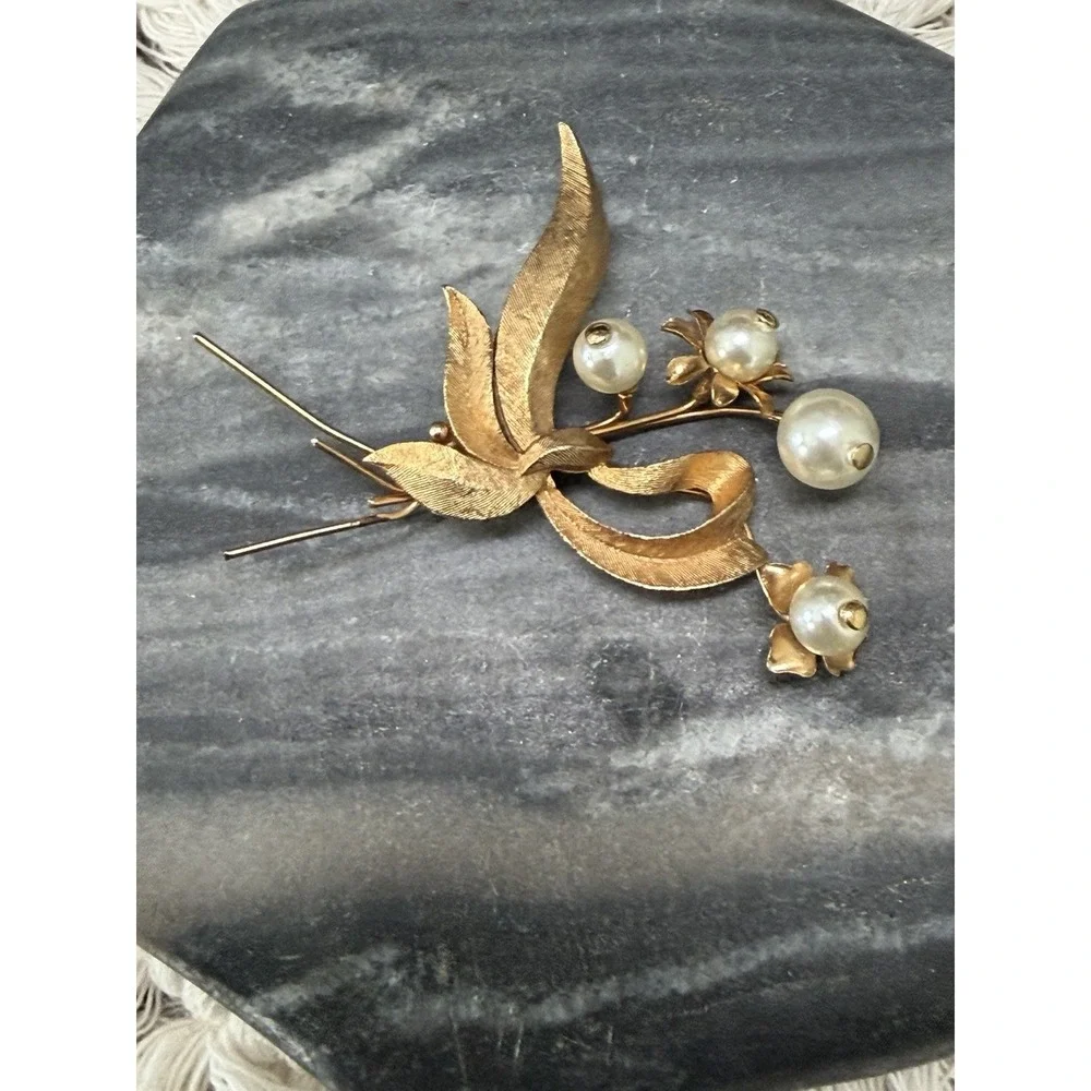 Vintage Signed Roma Faux Pearl Flower in Gold‎ Tone Metal Leaves Brooch